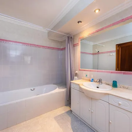 Cas Bunyoler 칼라 라트자다