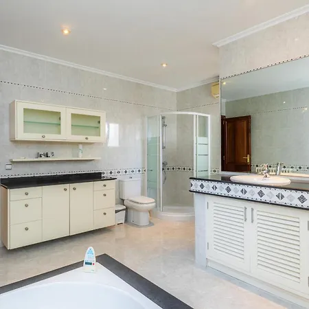 Cas Bunyoler 칼라 라트자다